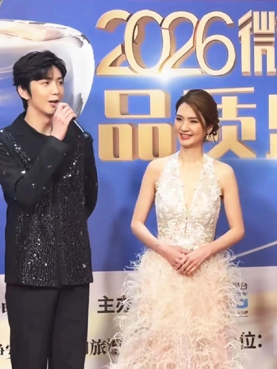 洪欣带儿子张镐濂出席活动的图刷爆了屏，点开一看是真惊着了——这母子俩站一块不像两