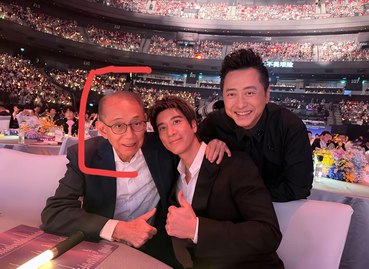 王力宏旁边老爷子是谁？看上去非常有地位