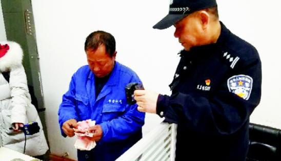 2018年，回收废品的李师傅用五元人民币，收购了一只陈旧煤炉，在清理煤炉的过程中