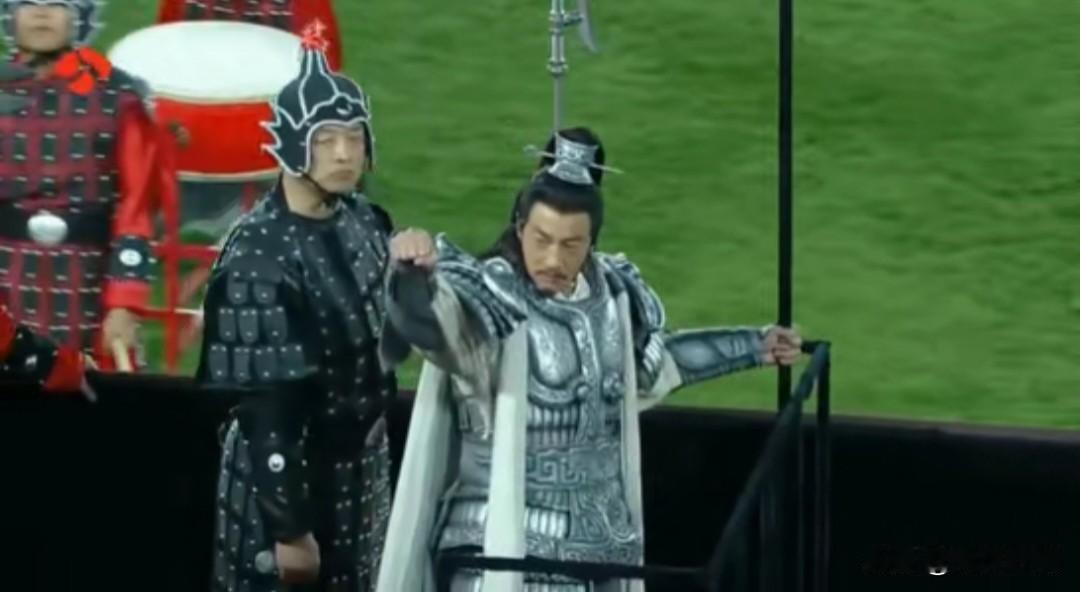 他身披50斤重的霸王战甲，手挺长戟，坐着仿古战车绕场，气场拉满，比当年还要绝！原