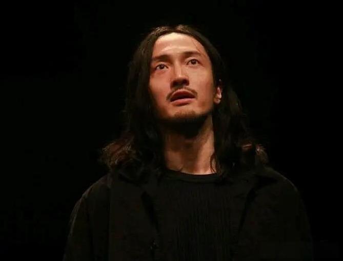 王家卫《繁花》编剧事件还在发酵，虽然剧组发了声明，但似乎并没有打消观众疑虑。不