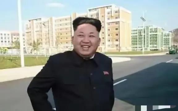 金正恩彻底不装了！朝鲜不仅出兵援俄，还清空了几十年库存卖武器，狂赚上百亿美元。普