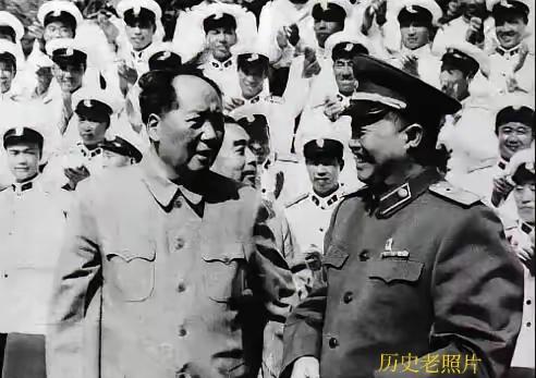 珍贵的老照片分享。毛主席与贺龙元帅亲切接见人民海军官兵时，留下的这张珍贵的照片