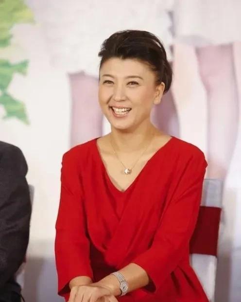 别再信明星日进斗金了，闫学晶亲口承认，自己还在还房贷。她没藏着掖着，直播间里坦