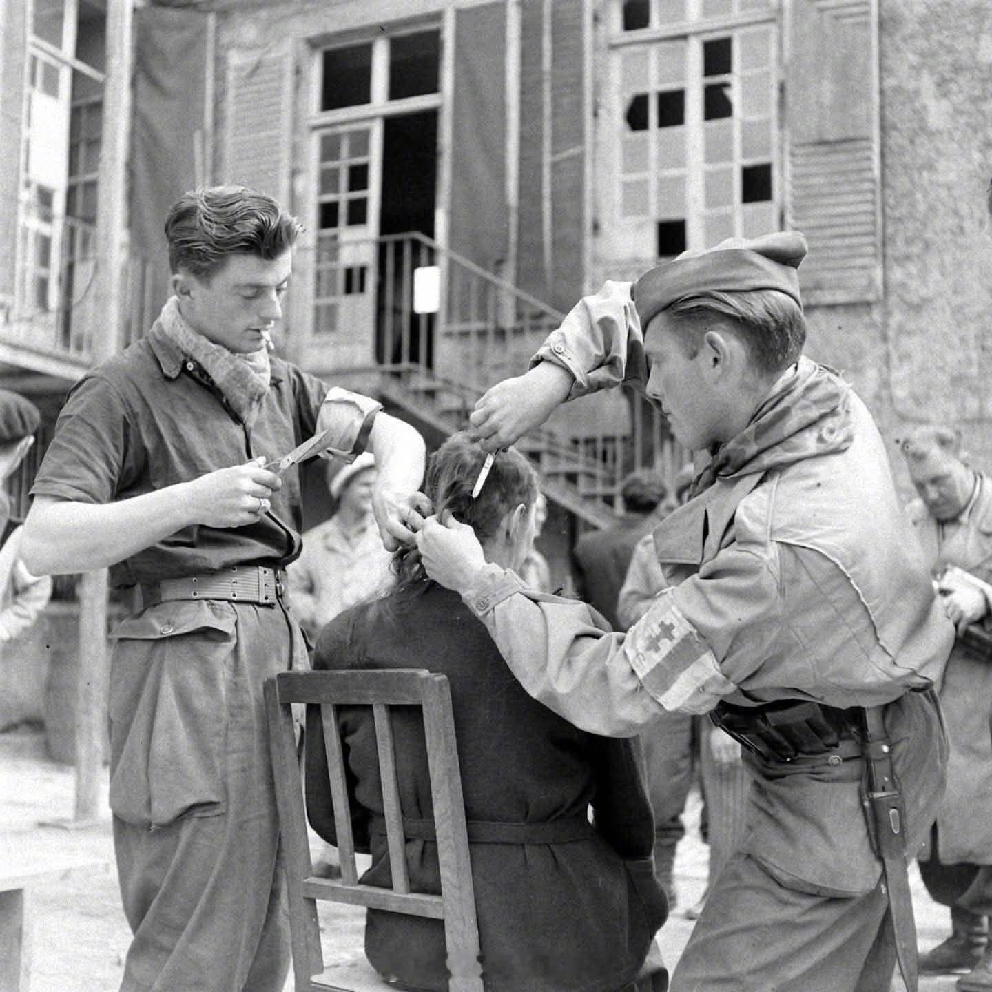 照片中的历史1944年6月，法国瓦洛涅斯解放后，被指控通敌的女性遭剃发示众诺曼