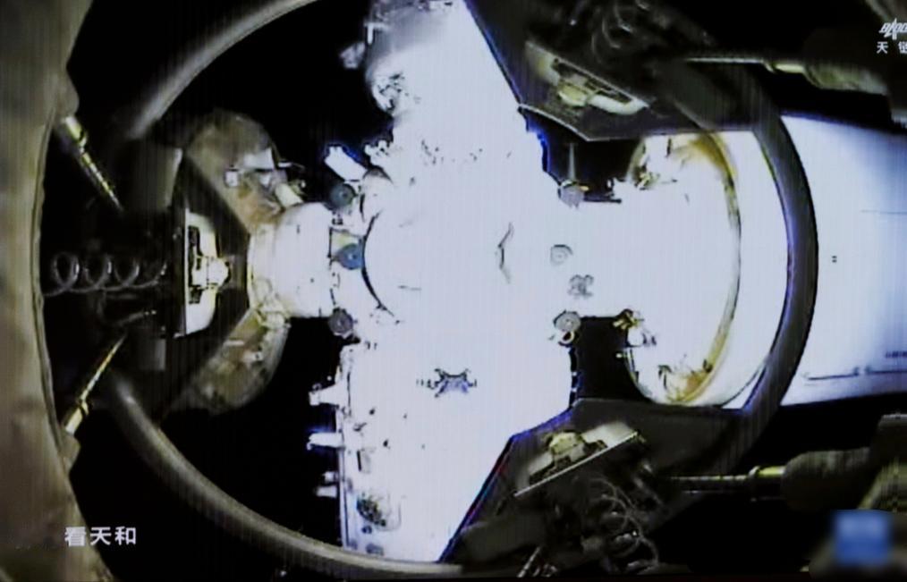 这事真的出大问题了！原本今天该回来的神舟飞船，突然宣布推迟返回，三名航天员还困在