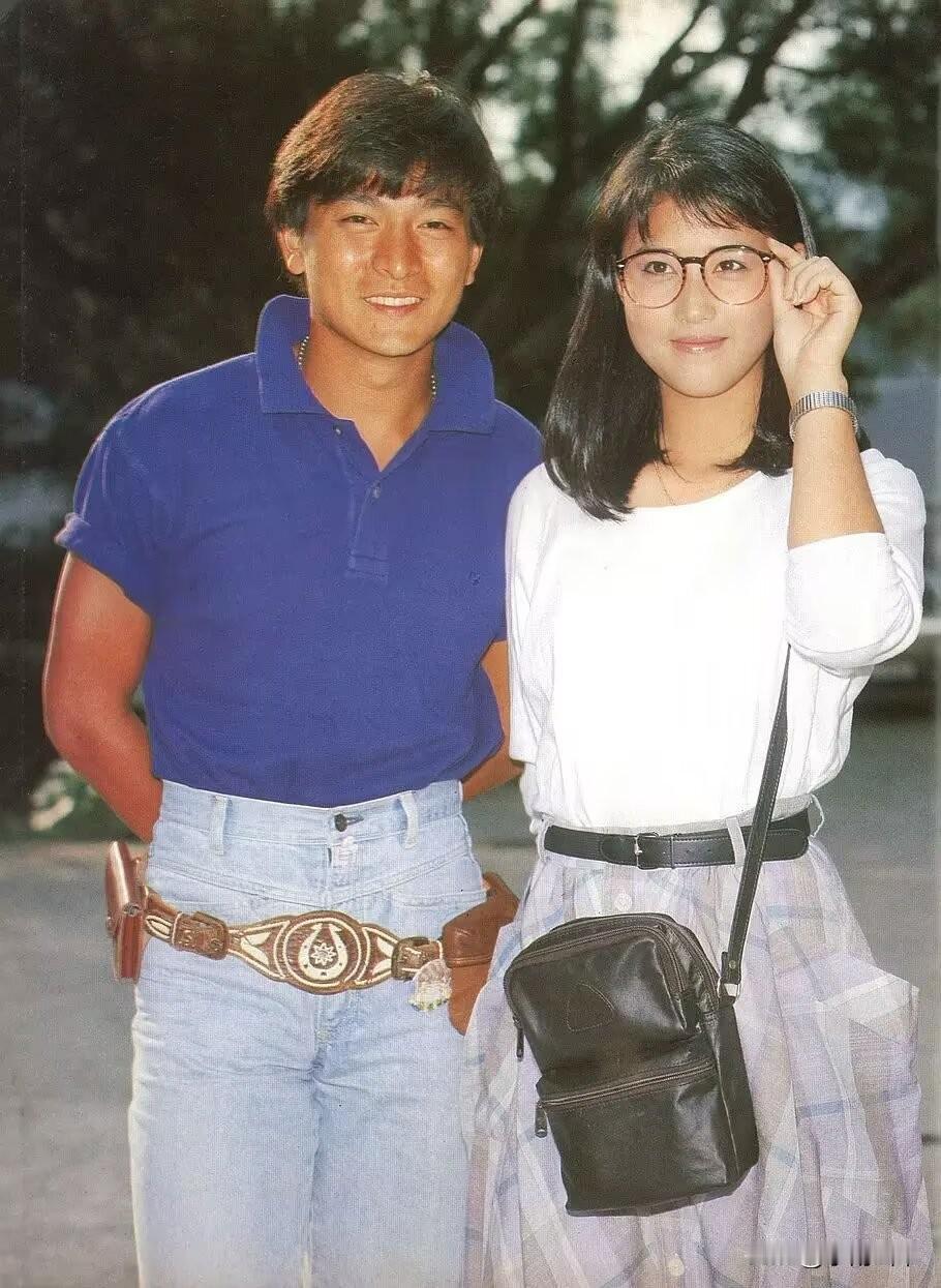 《荧幕偶像》彩页之合影最后一张和周星驰合影的女演员是谁呢？