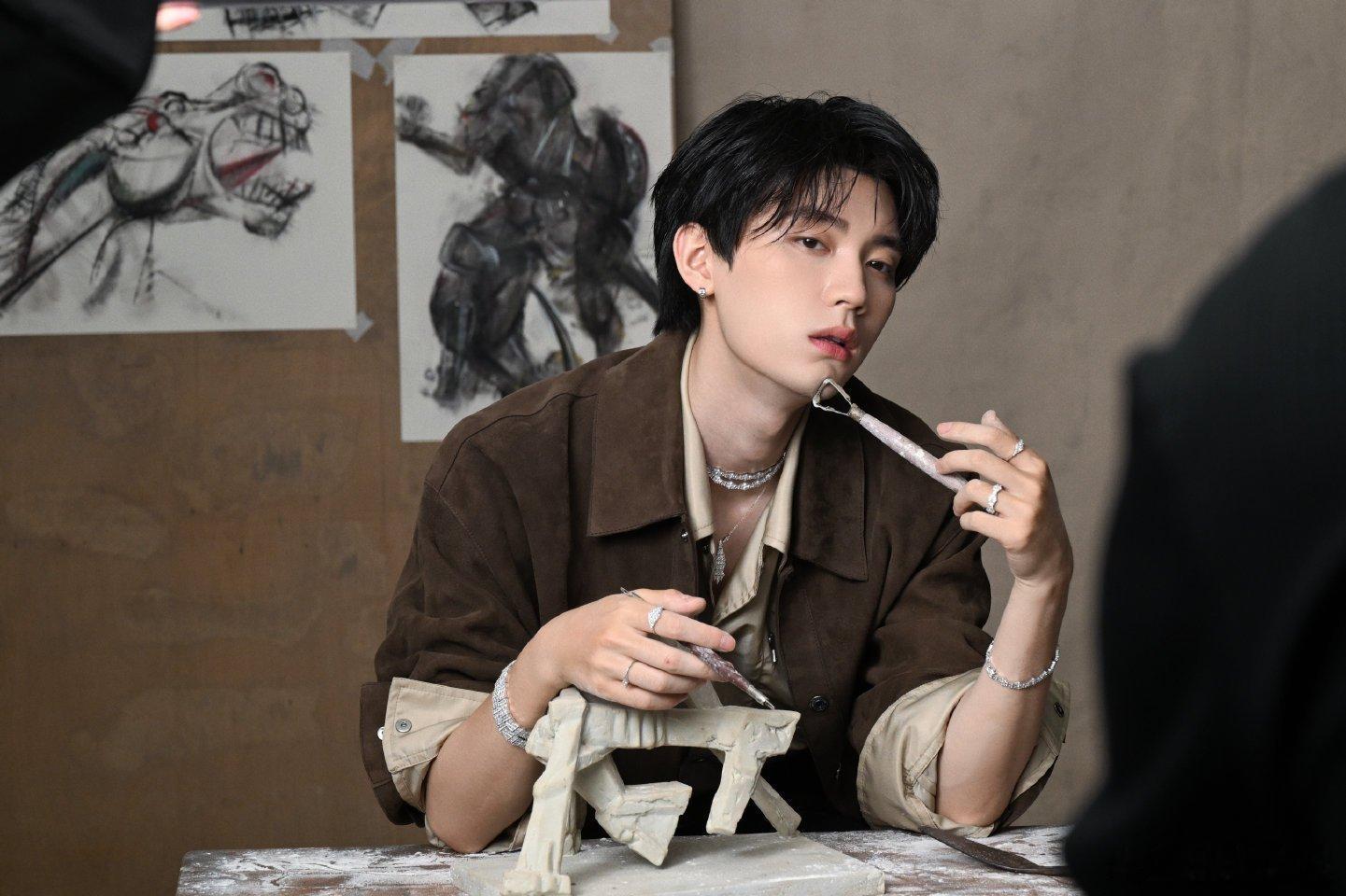 周翊然ELLEMEN五月刊封面🖌️雕刻时间，静下来，感受安静的力量。定格翊刻周