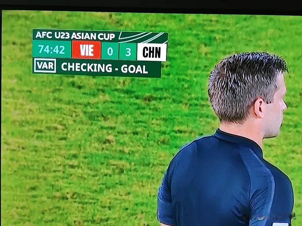 越南队崩溃了！中国对越南半决赛比赛结束了。中国队继续保持球门不