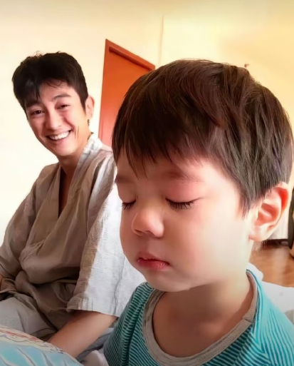 我们看着嗯哼长大，嗯哼看着我们变老。这哪是童星蜕变，这是一场全国网友共同的‘云养