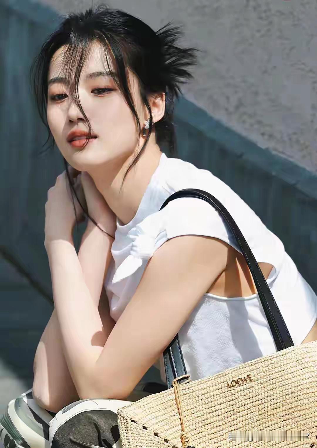 夏日清新风穿搭，白色上衣配草编包简直是绝配！就像很多人觉得白色显胖、廉价，但只