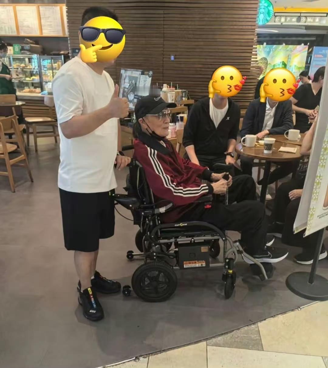 89岁谢贤潮装亮相太平山顶，坐轮椅持手杖出行。自去年中风后，在儿子谢霆锋安排下，