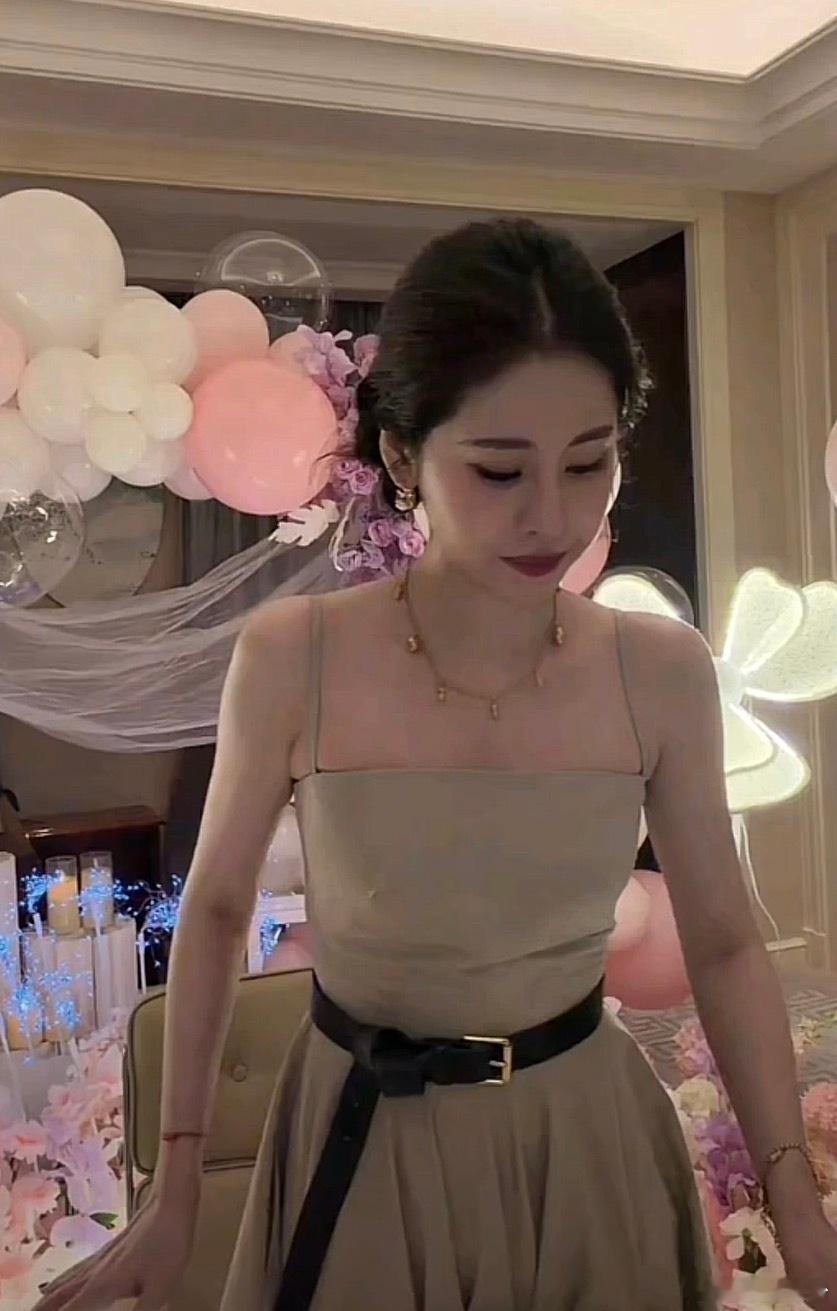 张碧晨长相不算很出众，但绝对很有辨识度，就是你看到她就一定能记住她。而她的声音绝