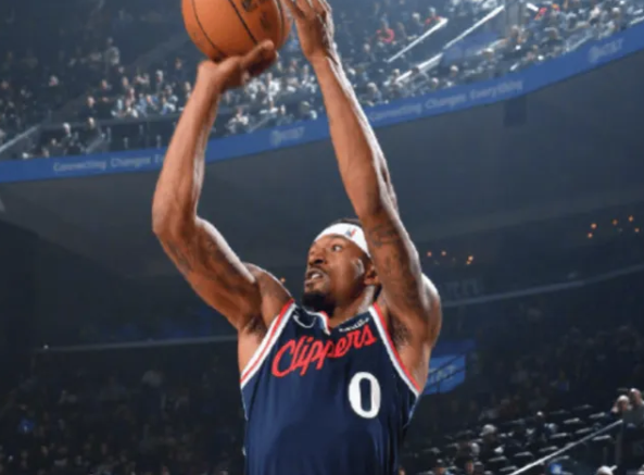 NBA常规赛，快船102-105不敌老鹰。赛后采访，快船主教练泰伦-卢在谈及今