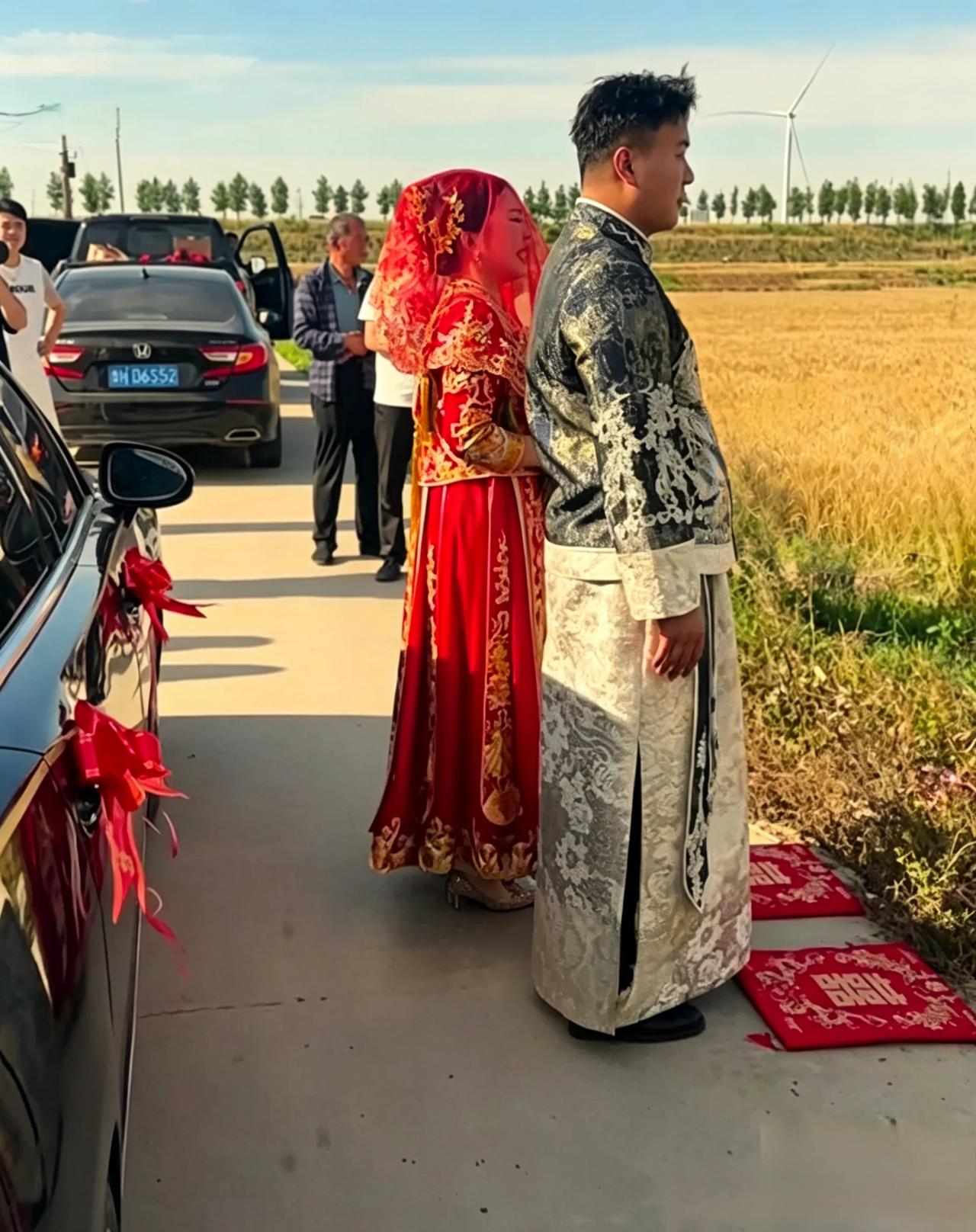 女子出嫁先拜亡母，这一幕为何看哭无数人？谁家大婚，不是喜气洋洋、宾客满堂？可