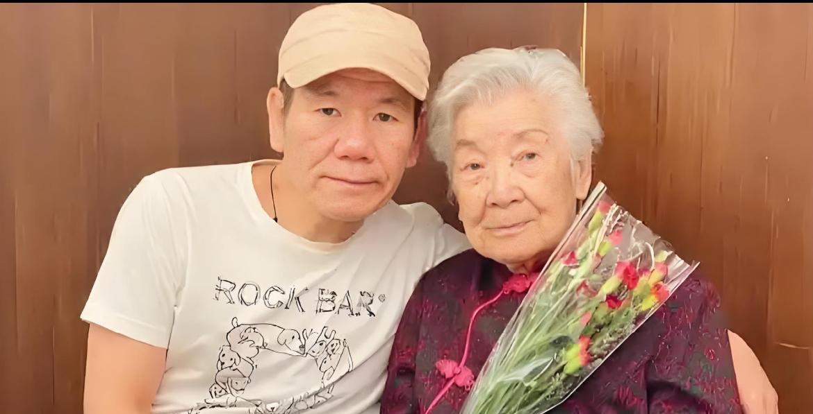 赵传是幸福的，他父亲去世时94岁，母亲去世时100岁。但他也是痛苦的，因为