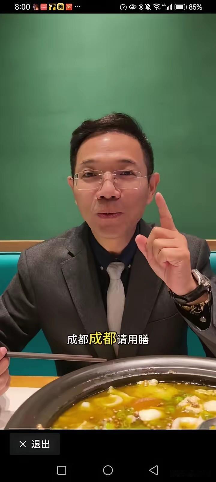 律师忙着全国跑案子挺常见，但要把这事炒成个人秀，那就变味了。按《律师法》规定，律