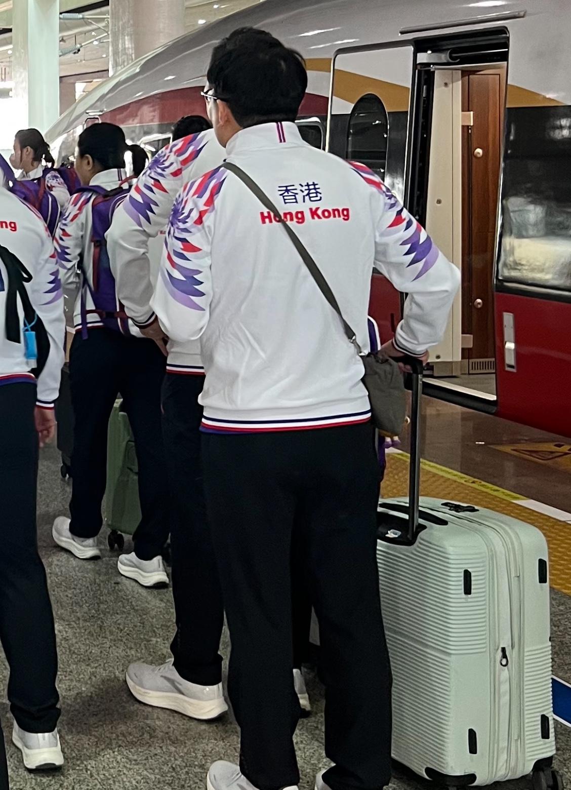 发现一个超戳心的变化！香港队服上，只印着“香港”两字，些省‮这东山和，样那