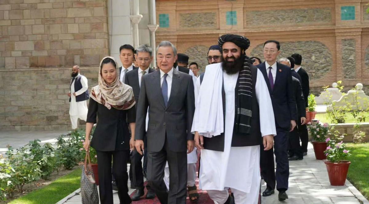 阿富汗全面拥抱中国！8月20日，中国外交部长王毅对阿富汗正式进行访问，在抵达之后