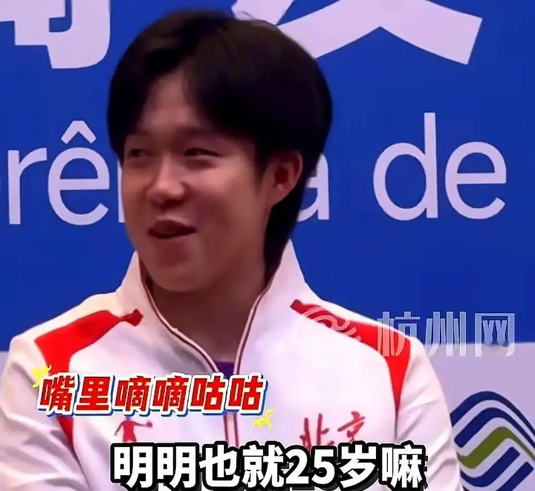 王楚钦刚在新加坡大满贯男单登顶，教练一句“25岁算中年”把他当场噎住。我刷到视