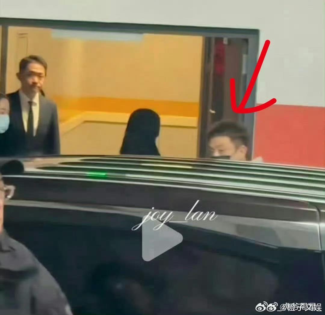 迪丽热巴新经纪人郝阿三上岗！粉丝狂喜：终于熬出头了谁懂啊！热巴活动现场被粉