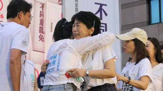 726大罢免投票前夕，民众党昨天下午在民进党部前举办反罢造势活动，力挺5席台北市