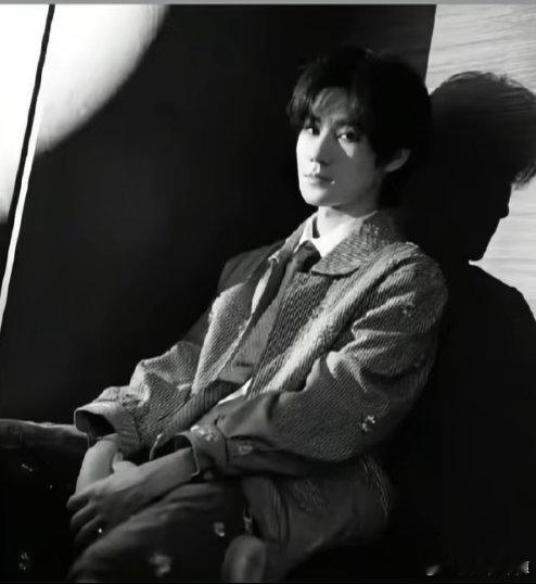 莫离也有张真源水印🥳认真追剧被小细节逗笑，突如其来的字样出镜，网友开启花式玩梗