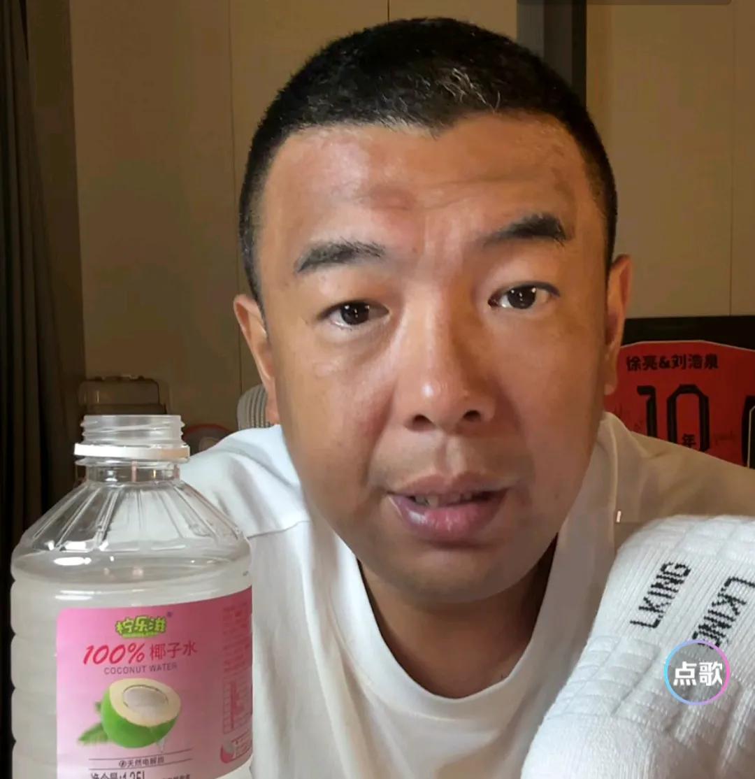 前国脚徐亮爆了一个料。他表示，在中超金元足球时代，很多有点实力的主力球员，年薪