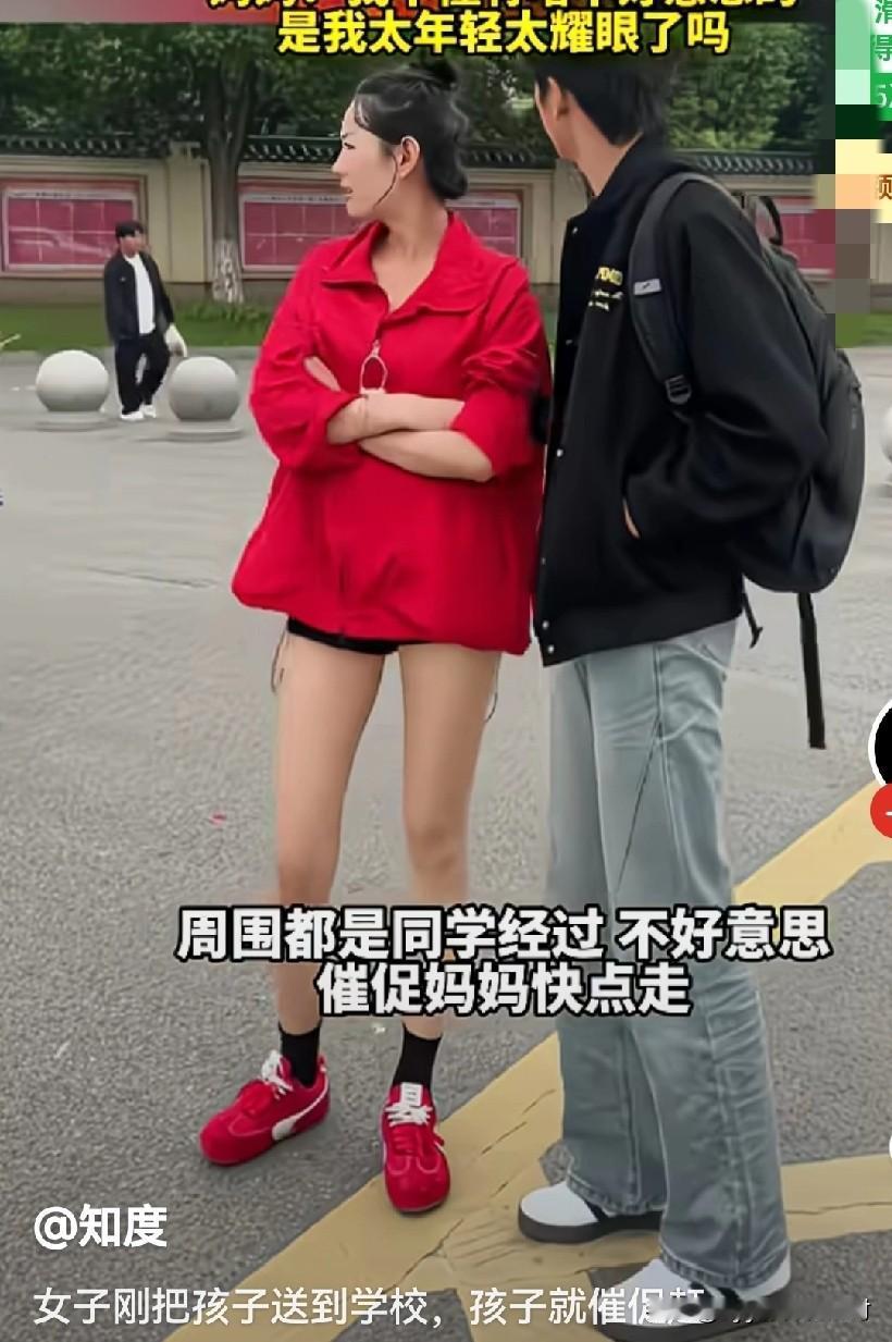 安徽一女子，每周都会送儿子去学校，可一到校门口他就迫不及待的，催母亲赶紧回家！