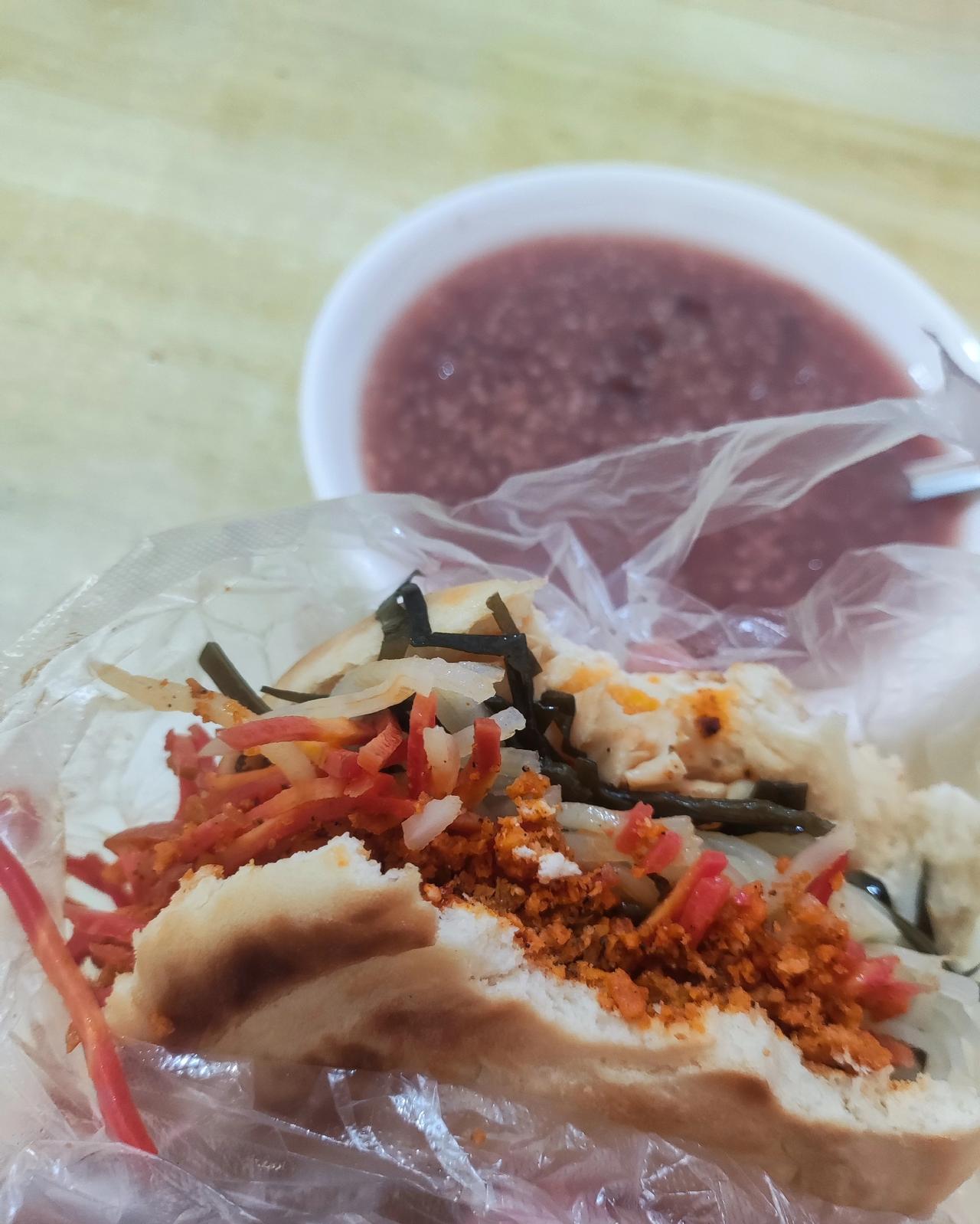 不知道为什么？夏天在外面就喜欢吃菜夹馍！发现西安南郊的物价真便宜，今天中午没啥