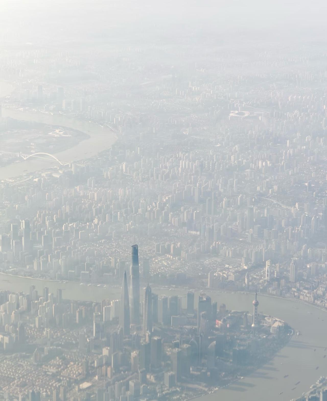 直观感受下雾霾的高度。从图上看的话，是不是在上海最高点就没有雾霾的问题了？上