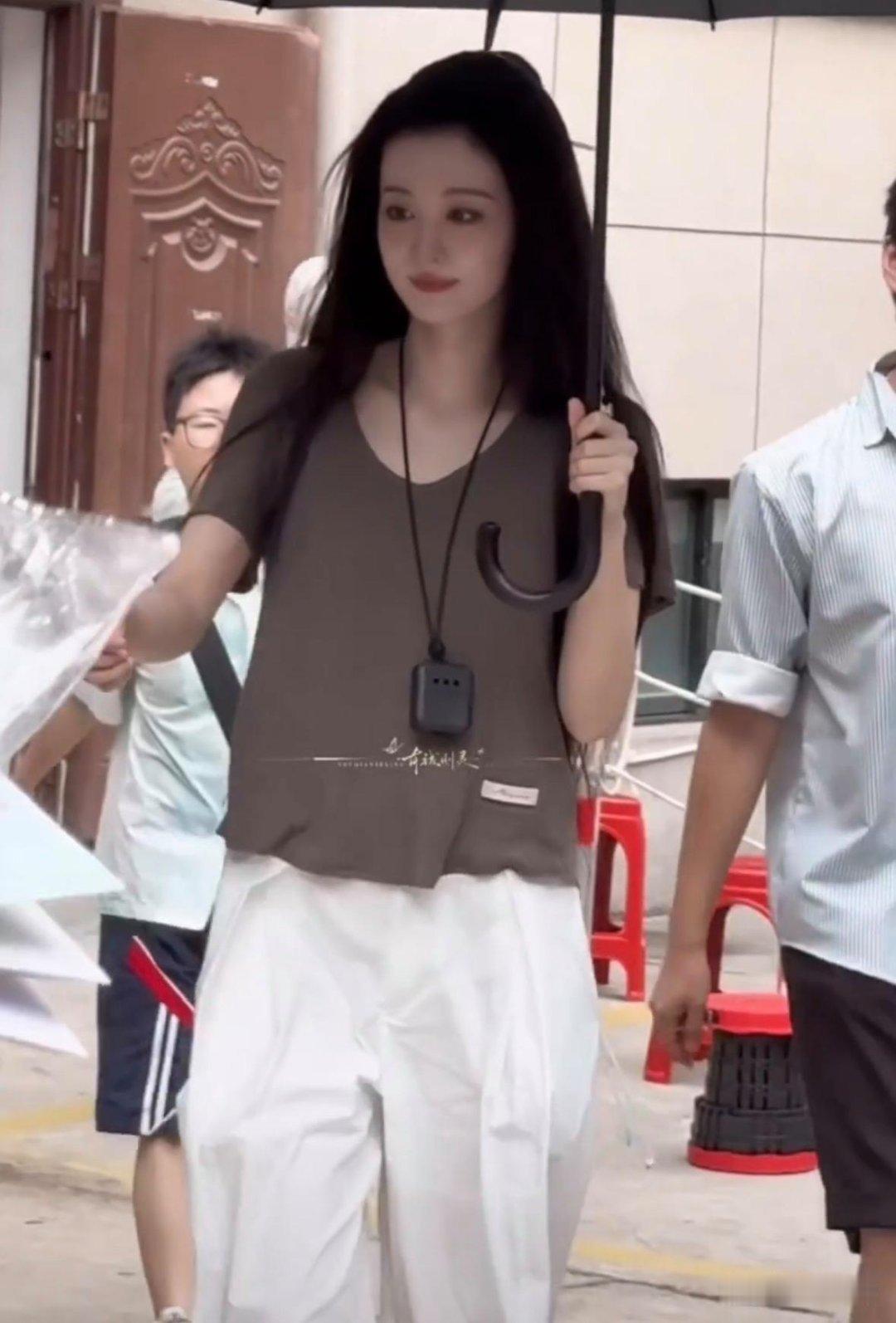 我单纯以为王楚然挂着是一个随身录音机呢，没想到是一个便携式二手烟净化器。女明星拍