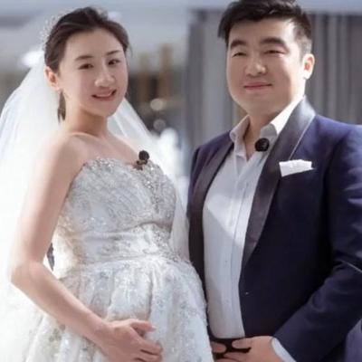 她是奥运冠军，怀孕5个月，与38岁身家过亿的影视制片人梁超订婚，她想风光大嫁办3