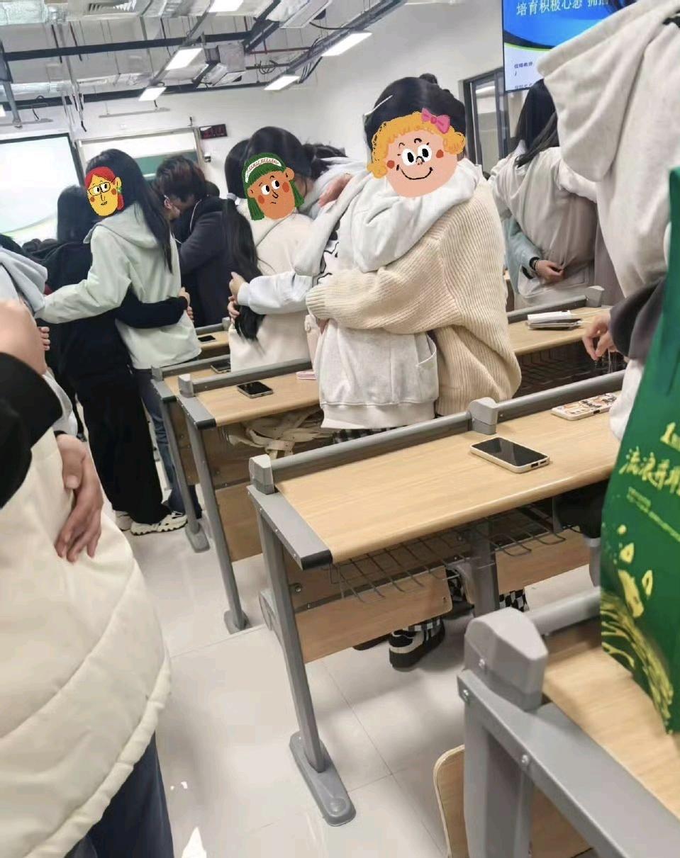 心理课要求同学们互相拥抱一分钟…