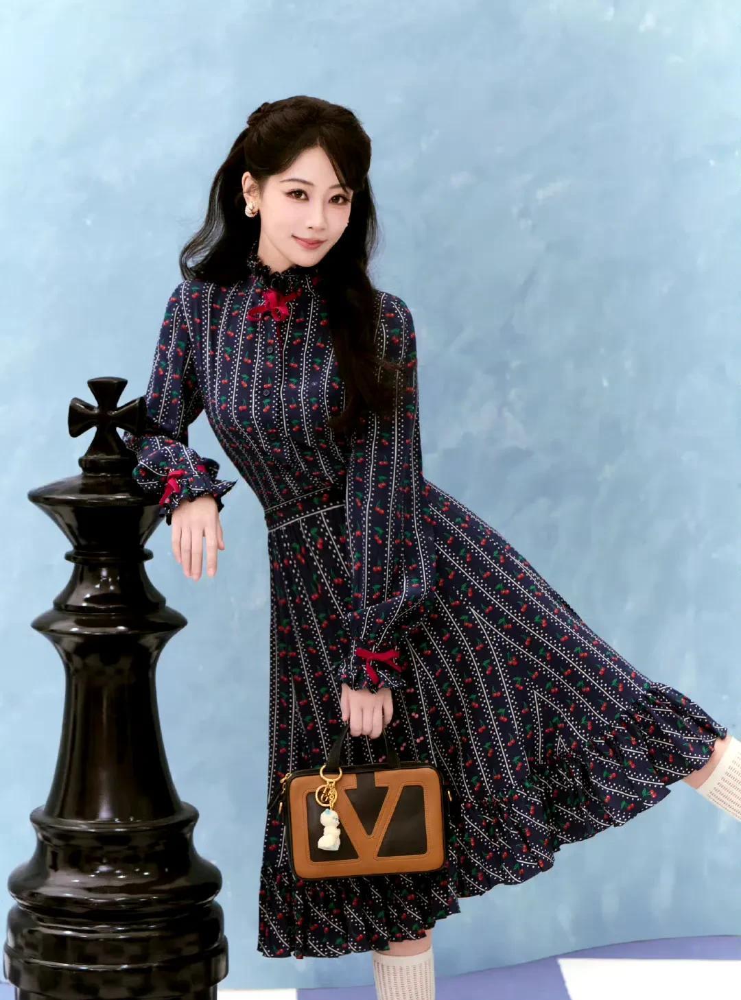 以后谁再说杨紫不好看我第一个不服穿在模特身上，真的平平无奇，但是穿在她身上，