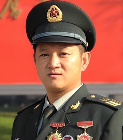 1986年，一18岁的山东莱西小伙参军入伍，原本是冲着坦克兵去的，结果因为是初中