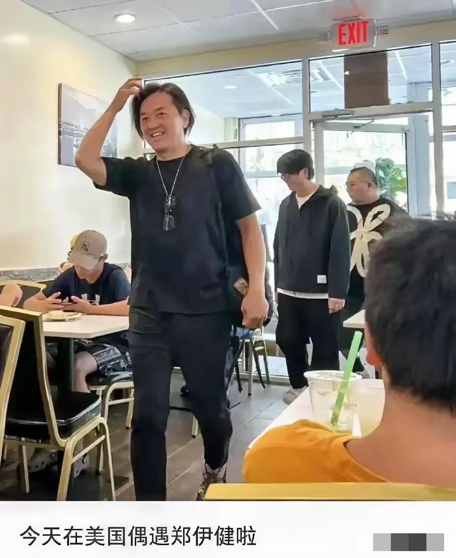 郑伊健怎么不换个发型呢？年轻的时候长发确实好看，不过那时候年轻颜值高啊，现在毕竟