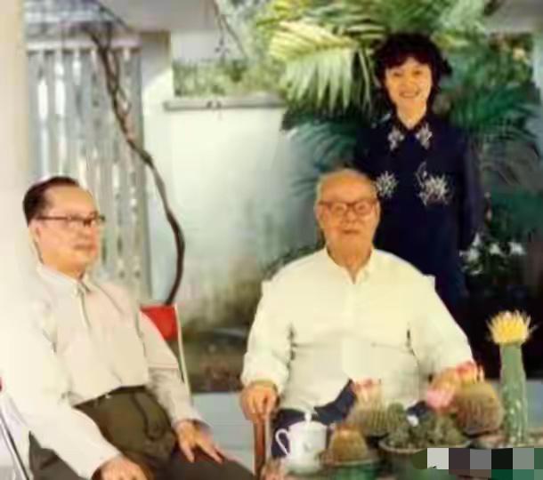二位老前辈，在一起交谈的合影，但凡认得一位，您就超级了不得！