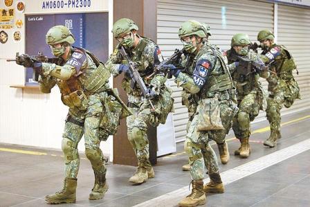 被吓破胆！台宪兵全员改行当反斩首守卫，万人重兵死守台北中枢现代战争里精准打击