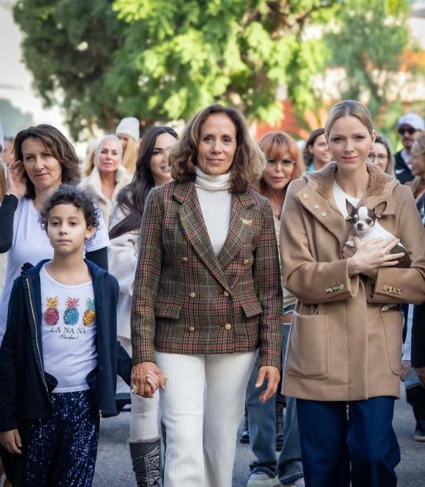 爱人前先爱自己，不被爱情所累的摩纳哥王妃夏琳，如今是愈发年轻了。阿尔贝二世年轻