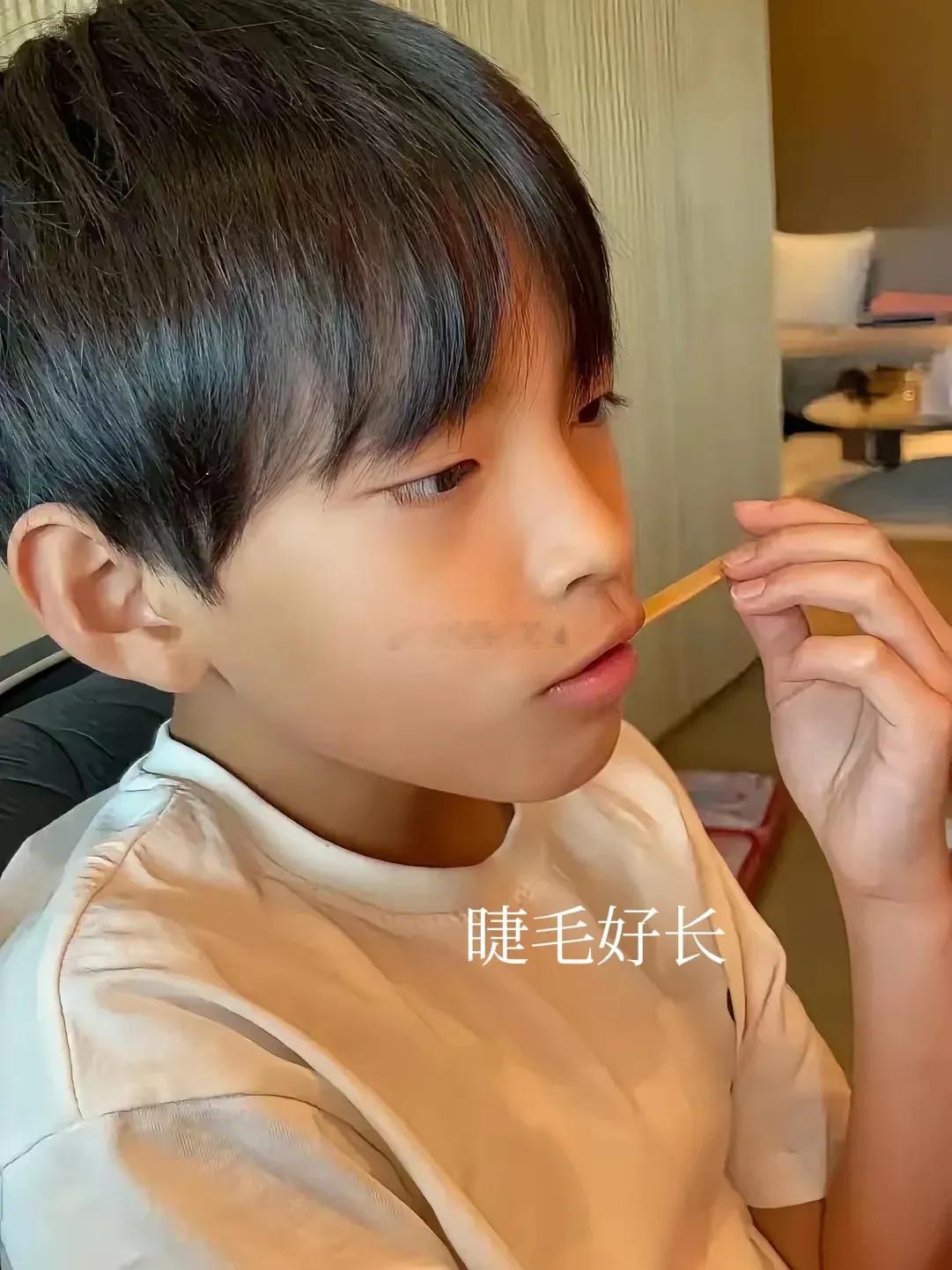 不硬夸，汪小菲两孩长的都挺出众，之前都是模糊图片怎么看都比不上小S女儿，现在看来