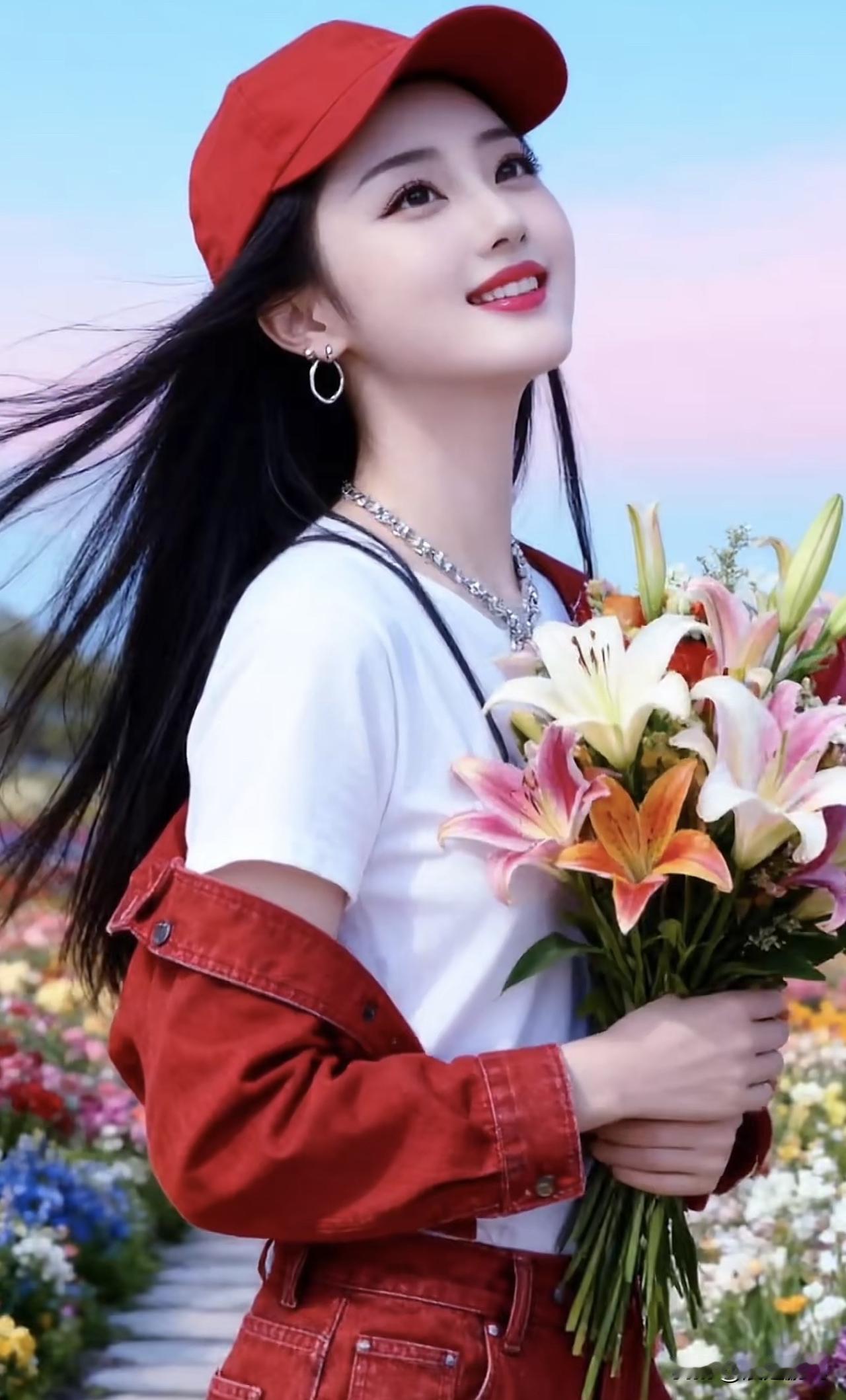 阳光明媚的午后，少女手捧鲜花，笑靥如花🌸🌼春日鲜花拍照花海少女照阳光少女