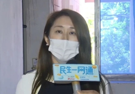 上海，女子家门口横空出现一排粪管，哗啦啦的冲水声日夜响，大粪味儿直往客厅钻！搞得