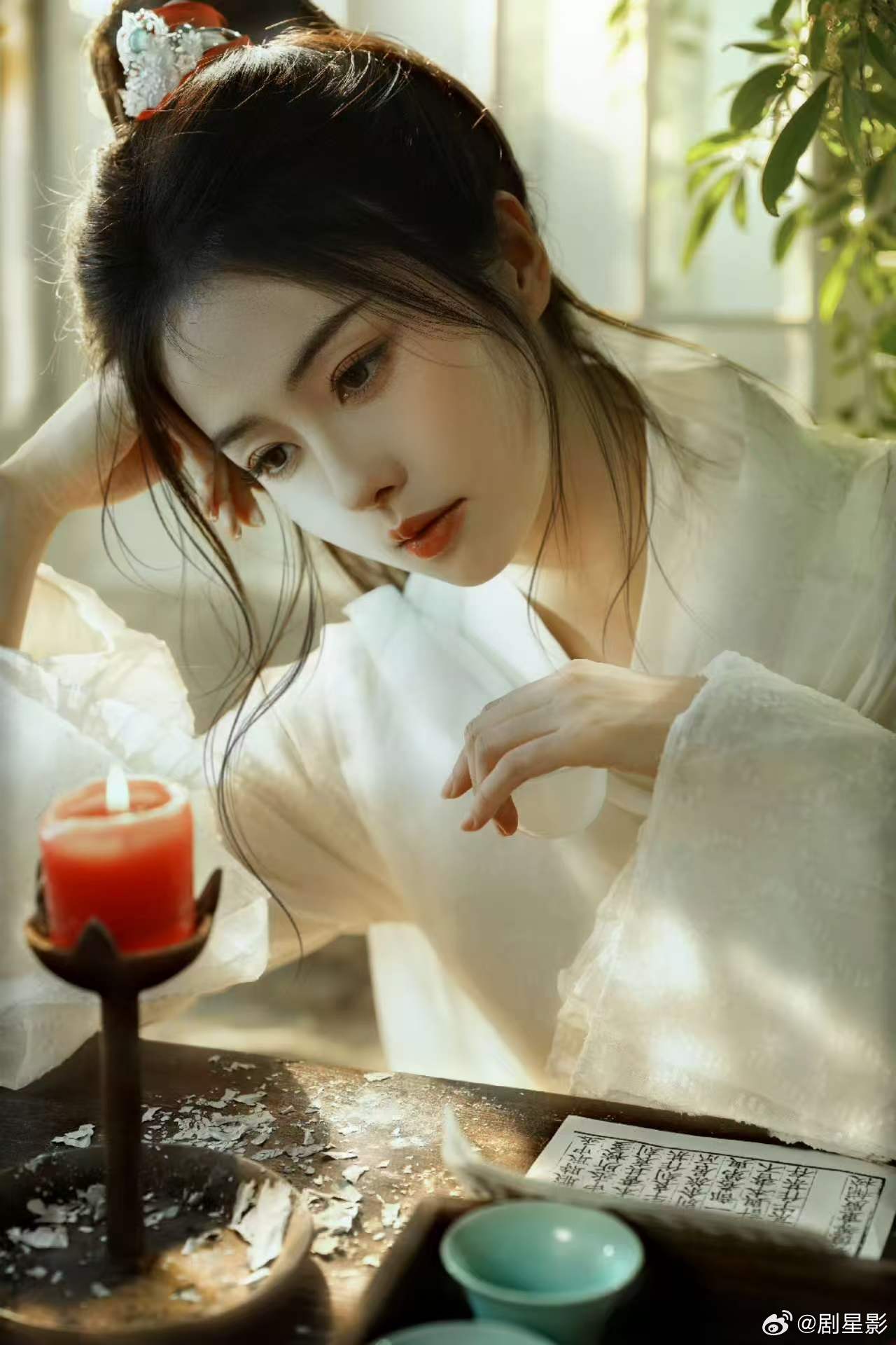 白鹿眼底的倔强感杀疯了仿佛背负了非常多的血海深仇呀，让大家看到了另外一个李佩仪