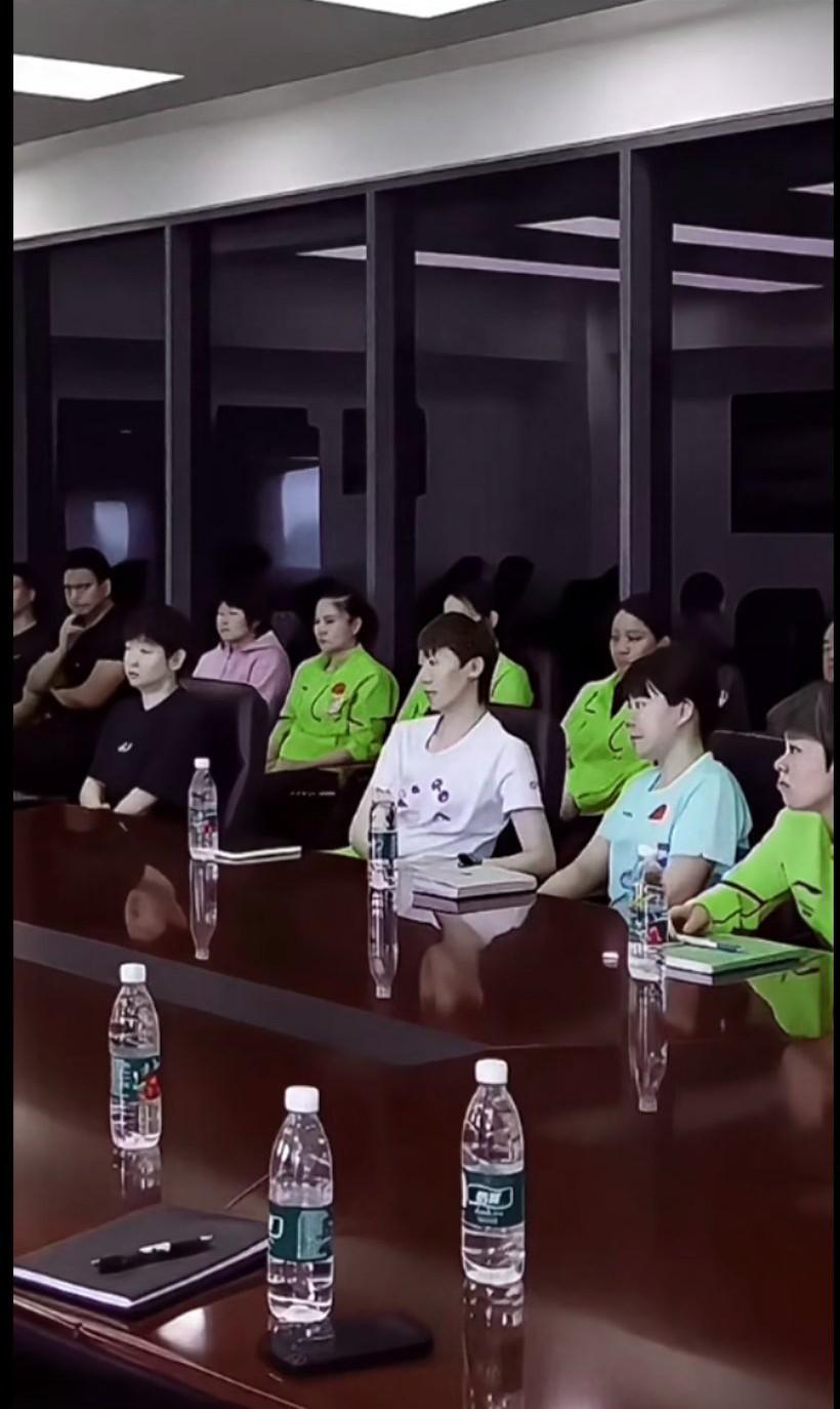 男队抬头挺胸，看看女队的气质，莎莎坐在哪里就像个领导，曼昱这气质无人能及，咋感