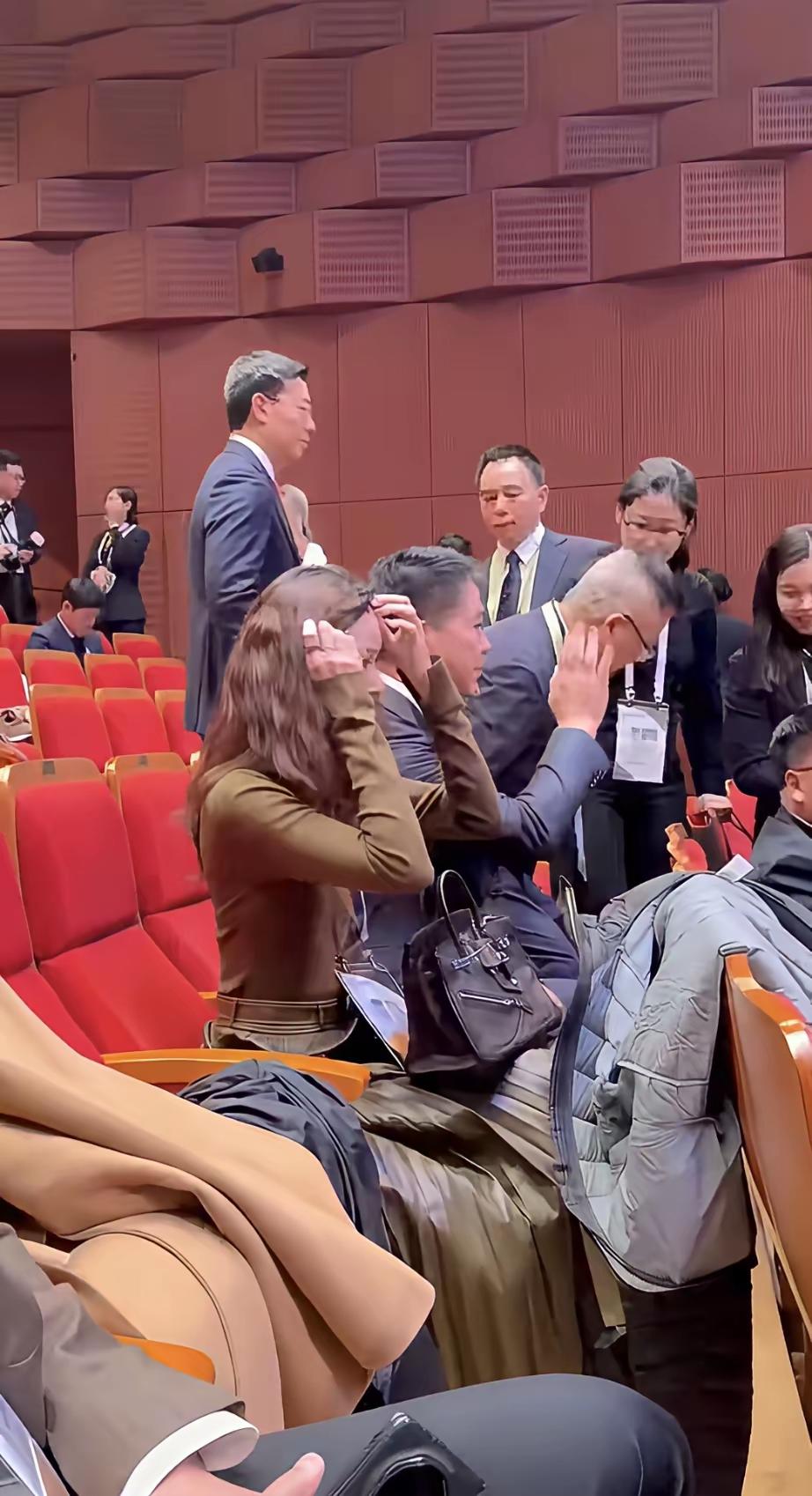 网友比刘强东还着急。这两人参加会议,是各玩各个的啊,虽说结婚十年了,但两人不是