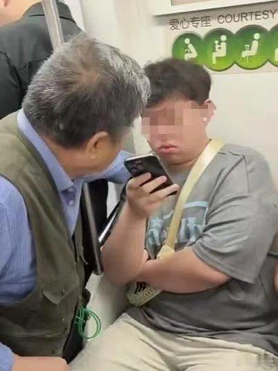 “爱心”不能虚设上海地铁上，老年人和年轻人因为“爱心座位”起争执。这件事情，我昨