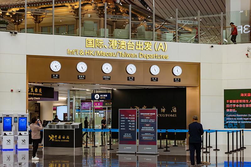 近几年，在编国家公职人员若要出国旅游，那是千难万难。很难理解，为什么国家对普道公