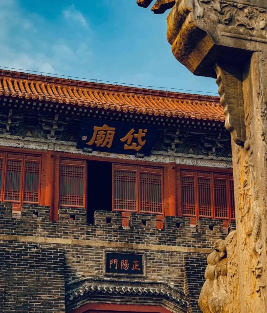 1.建筑历史地位它与北京故宫、曲阜孔庙、承德避暑山庄并称中国四大古建筑群，