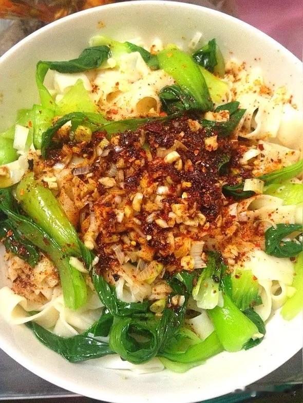 陕西臊子面和油泼面，堪称面食界的两大“扛把子”。臊子面有汤有菜，汤味酸辣鲜香，